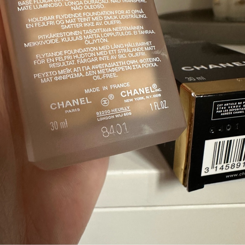 Chanel Ultra Le Teint All-Day Comfort Flawless Finish Foundation (BD11) - Picture 7 of 8